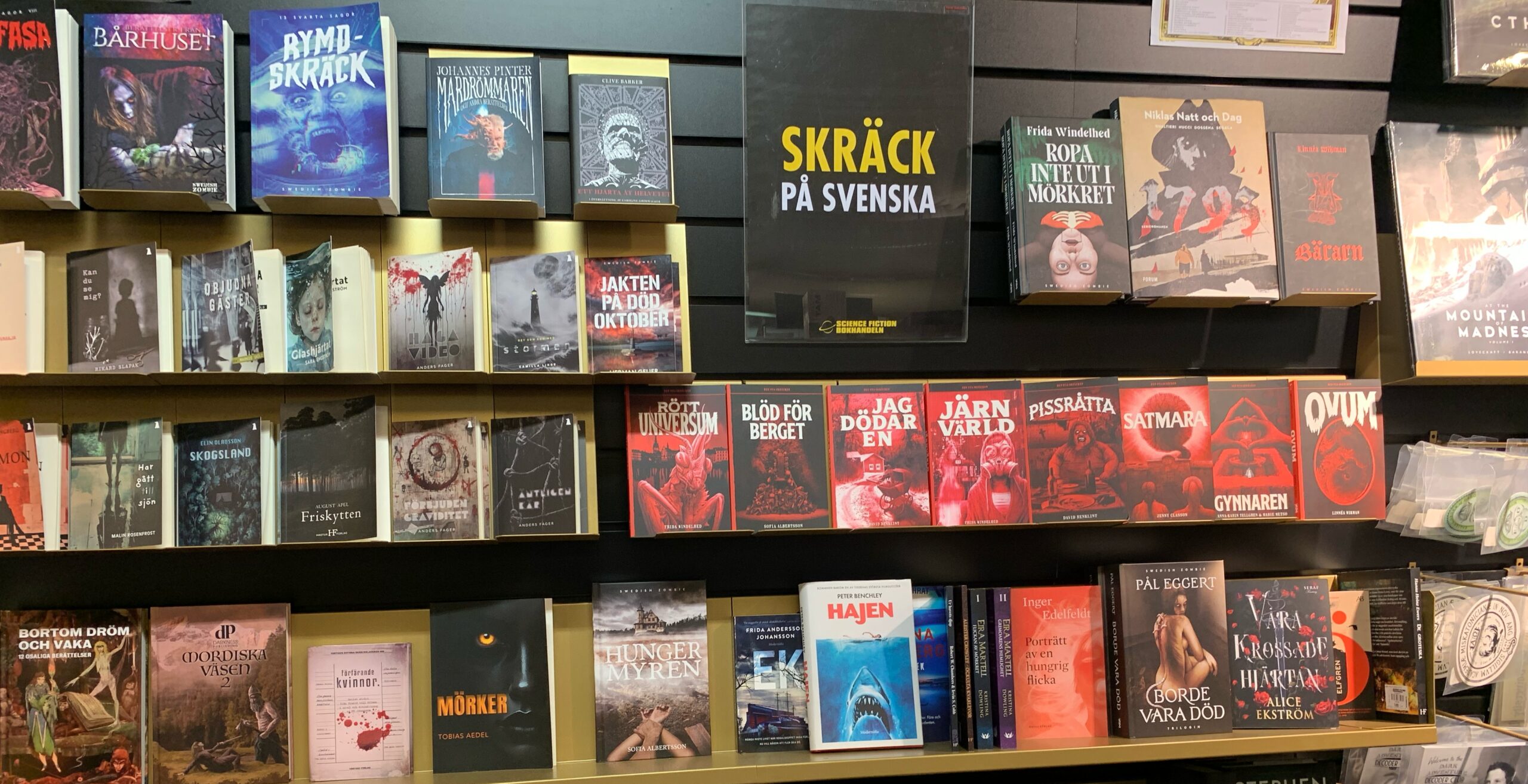Hyllemeter med skrekk hos Science Fiction Bokhandeln!